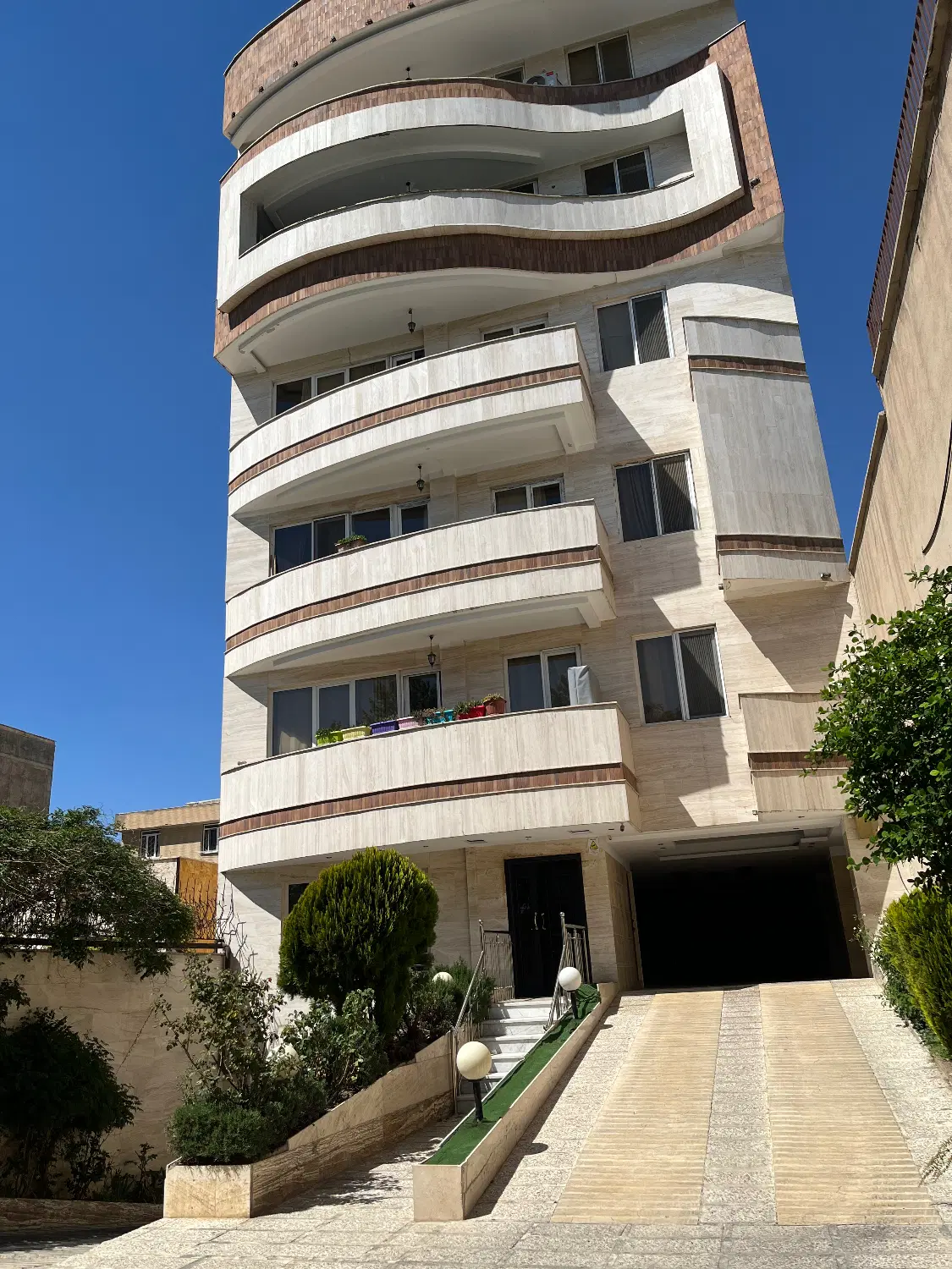 آپارتمان ۹۳ متری ارغوان شرقی