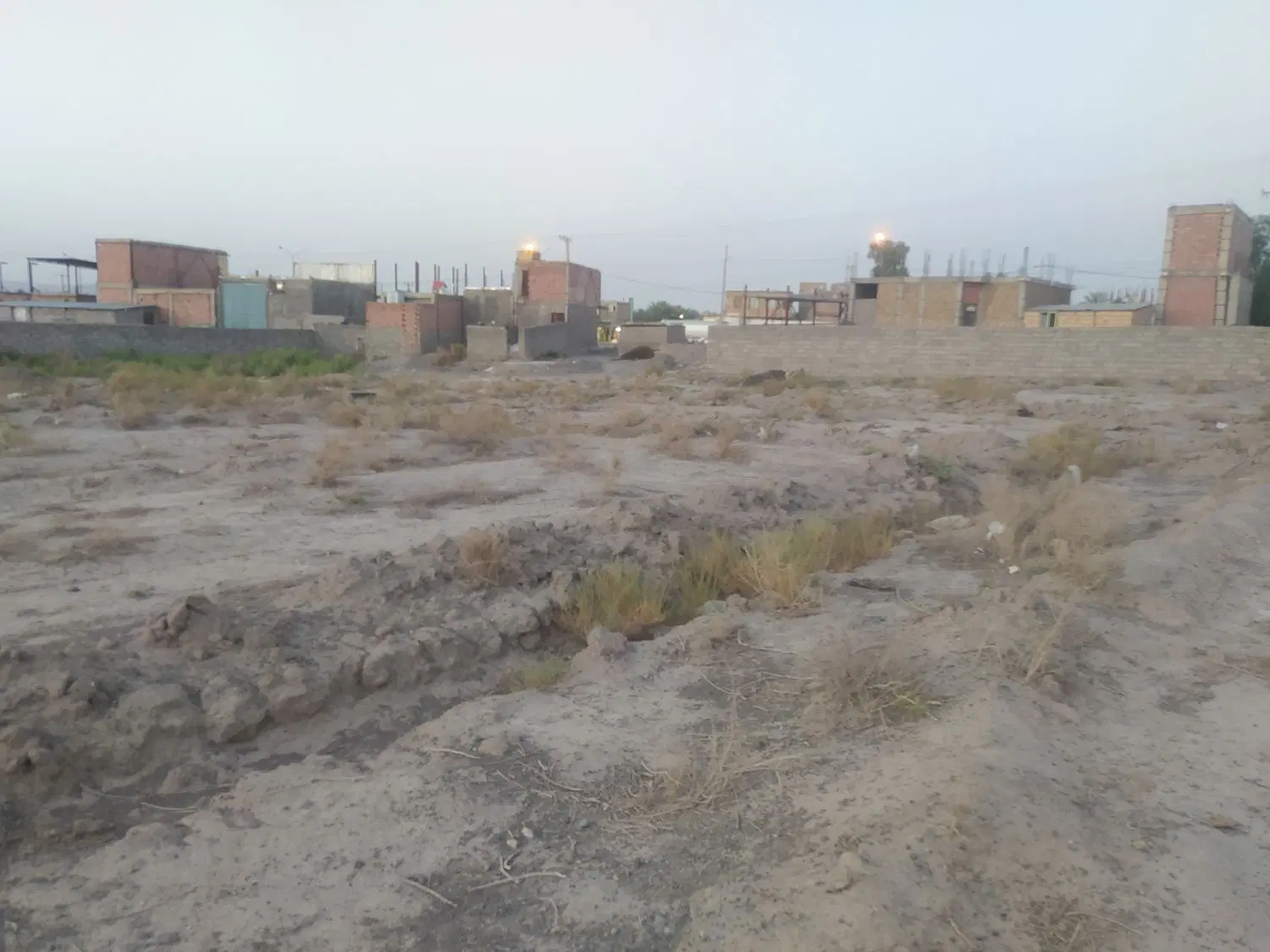 زمین  و رودی خواجه عسکر  پشت مصالح ساختمانی