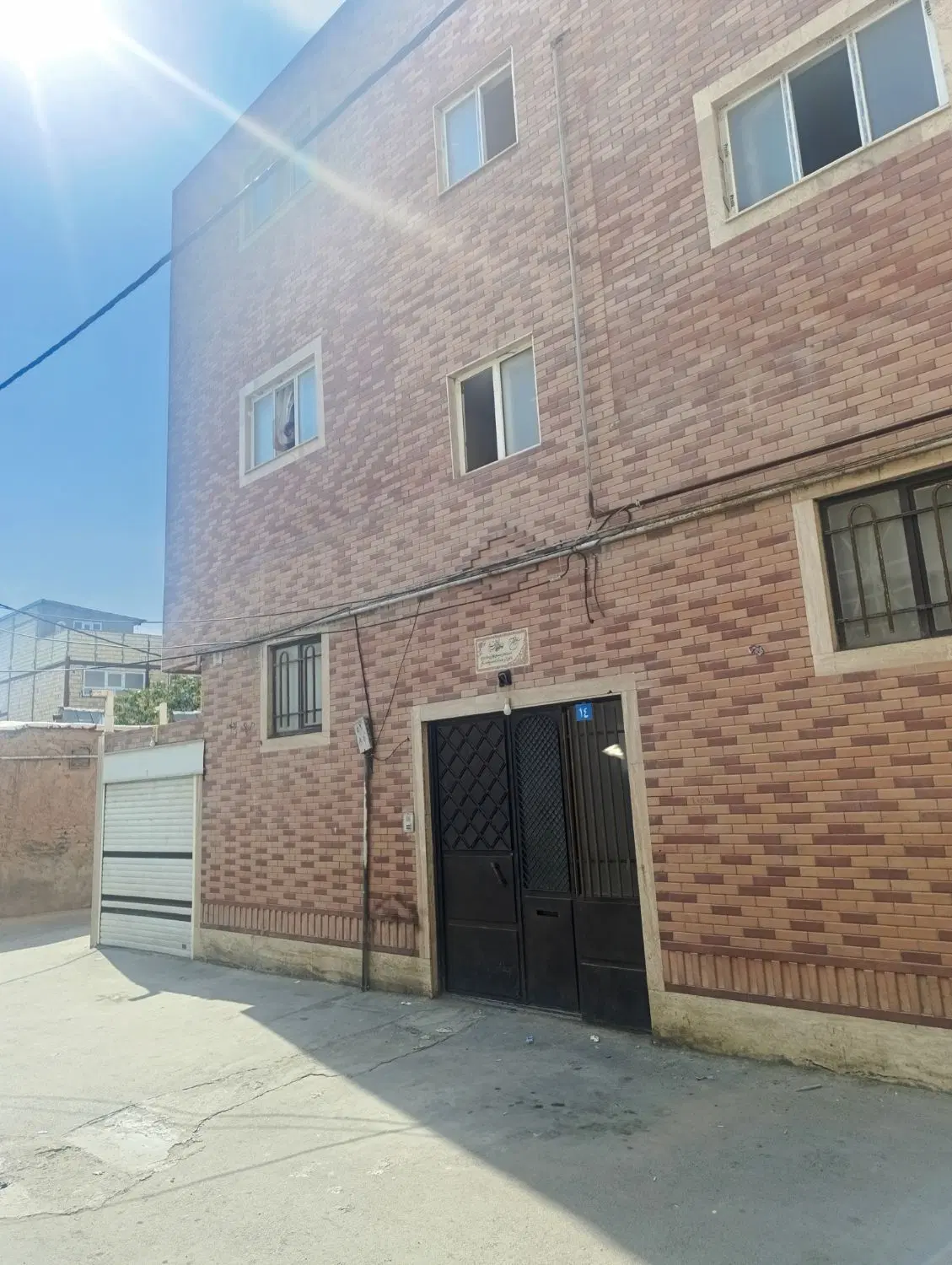 رهن کامل آپارتمان حیاط دار .در خیابان حکم اباد
