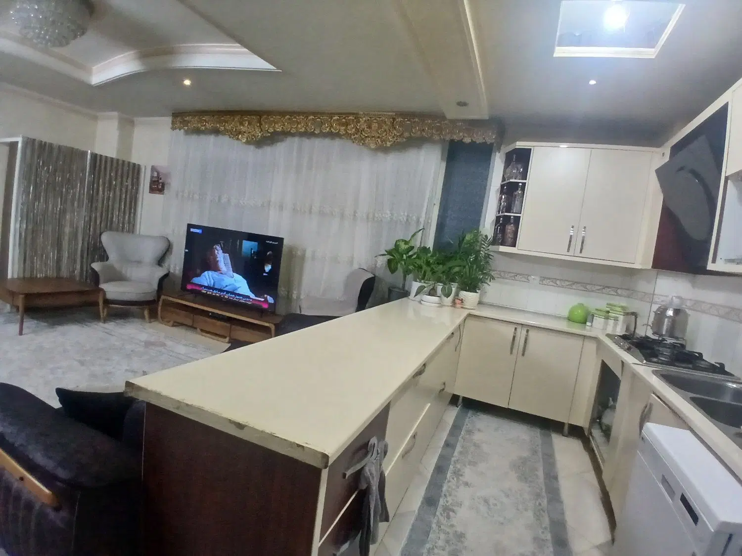 ۶۳ متری آسانسور