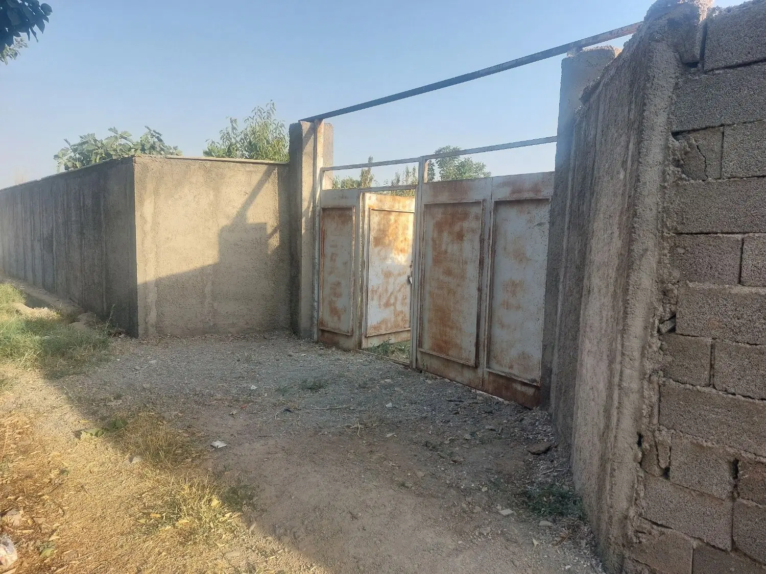 زمین ۴۲۰ متری دور دیوار