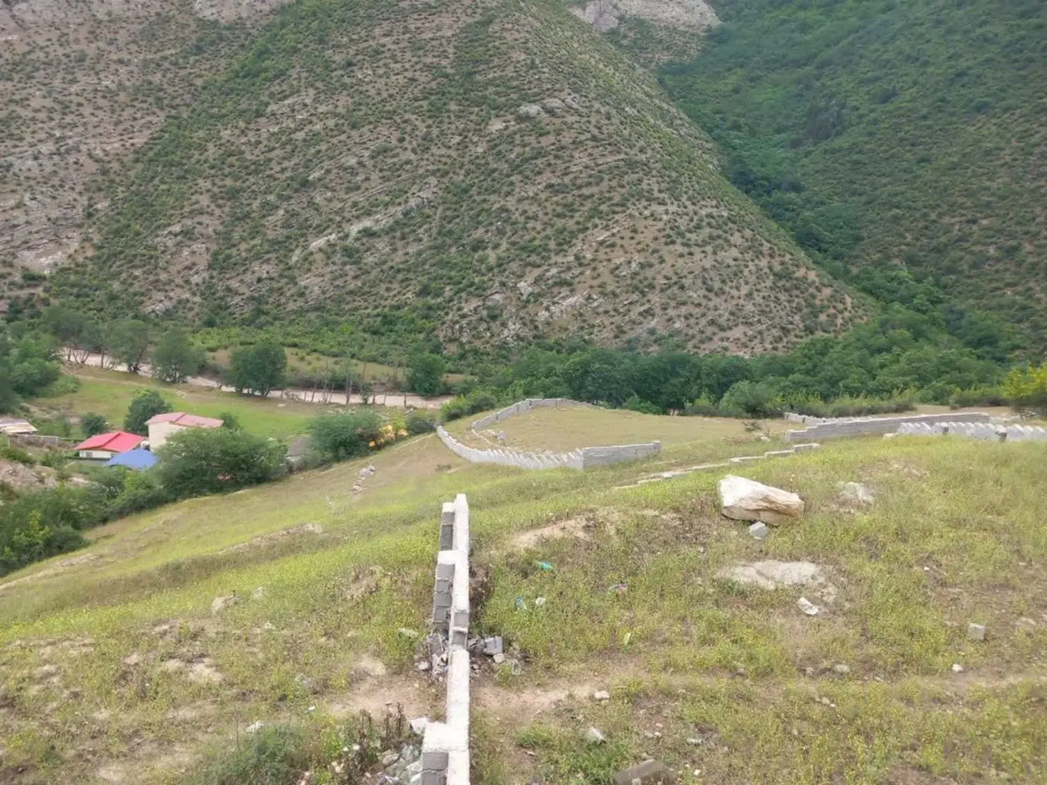 ۱۳۸۸متر زمین دیوار کشی شده .