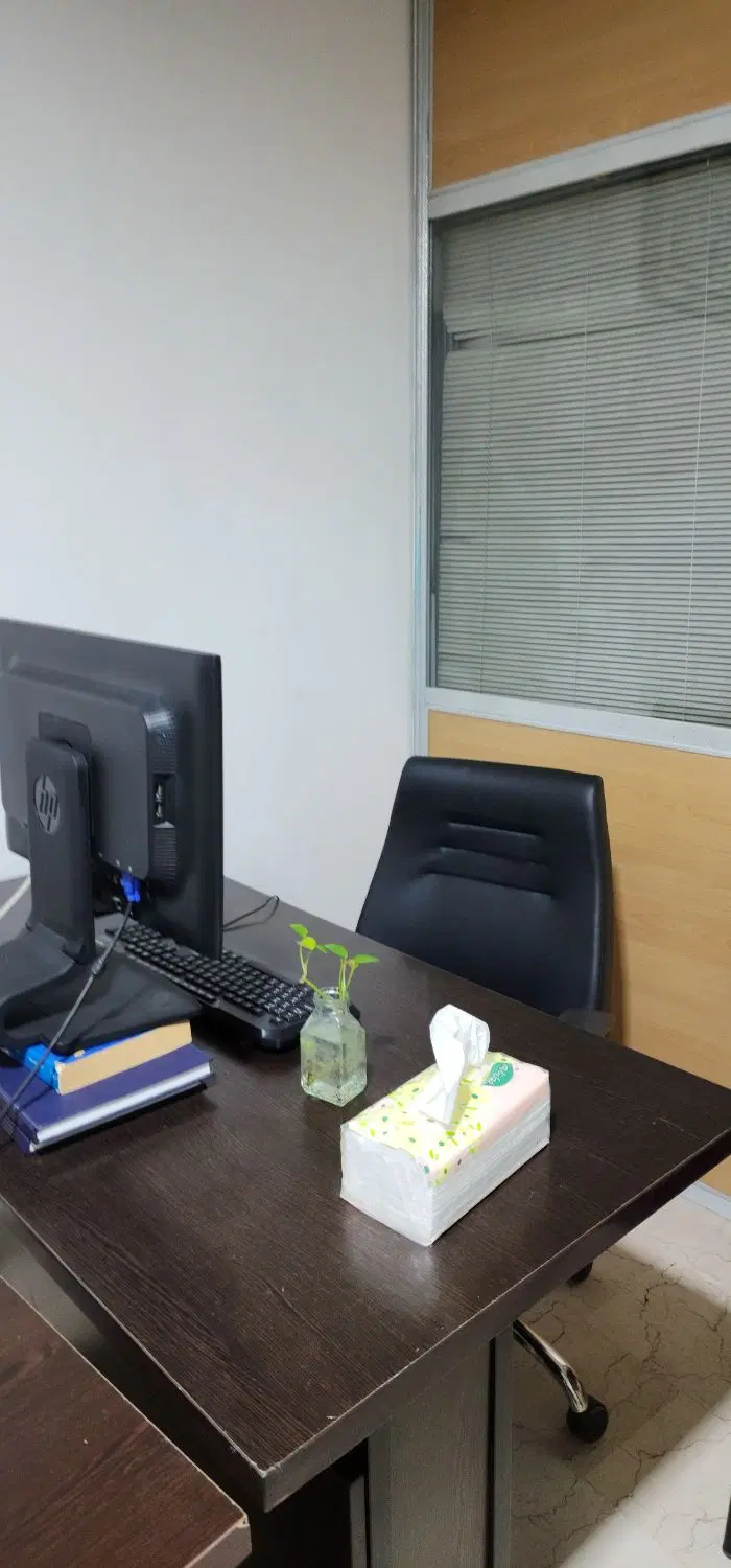اجاره میز از یک محیط اداری در میدان انقلاب