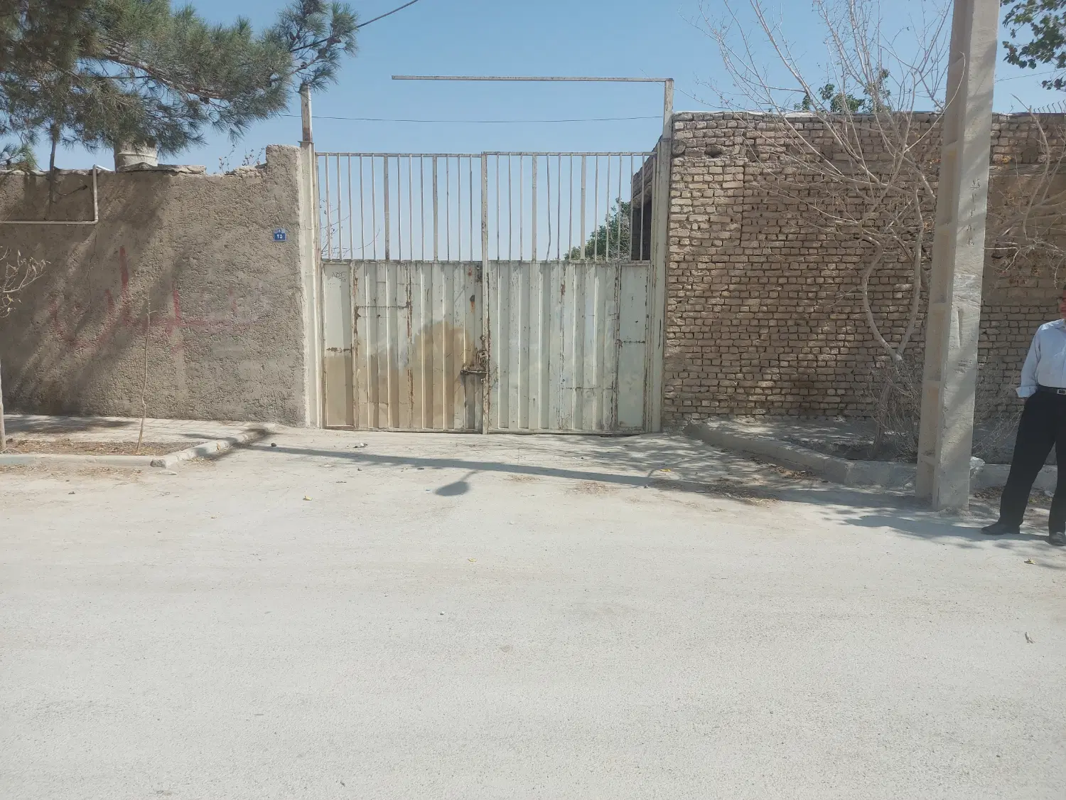 زمین چهاردیواری محصور با امکانات کامل