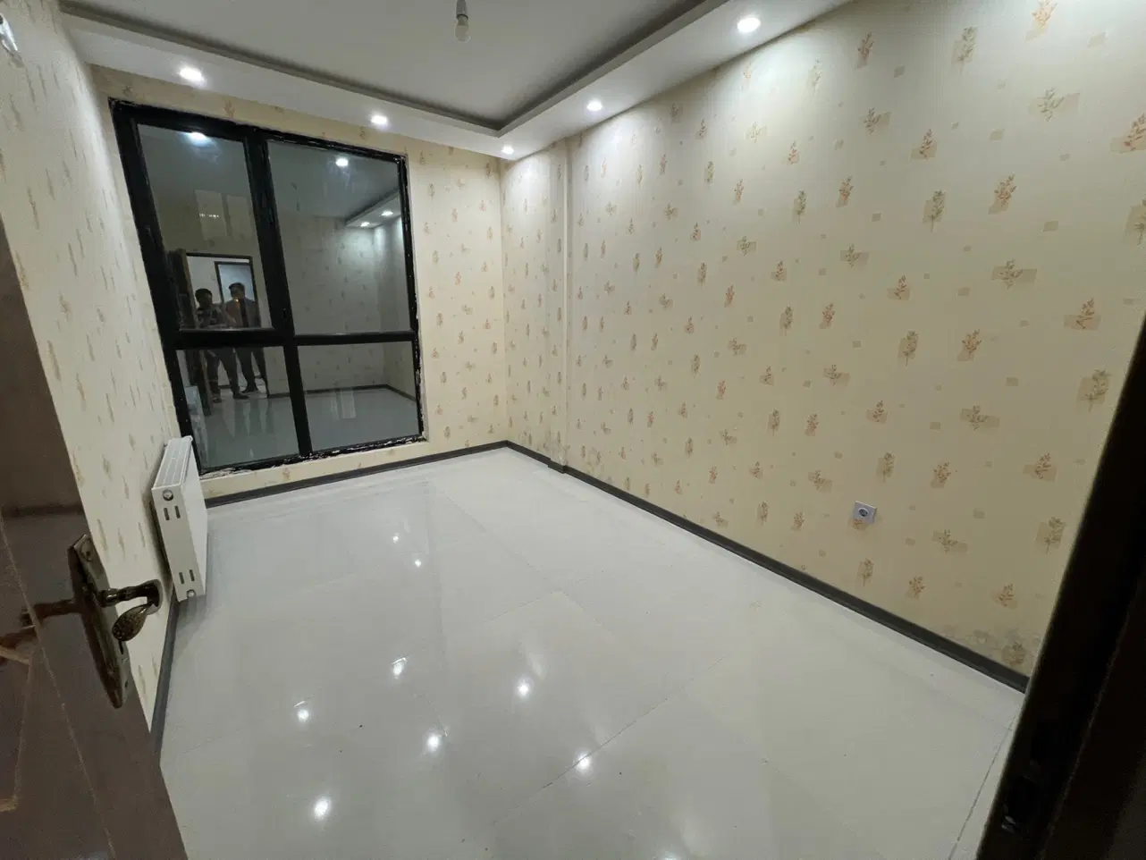 آپارتمان 3 خواب‌.غرق‌نور.سردونبش.فول.نزدیک مترو