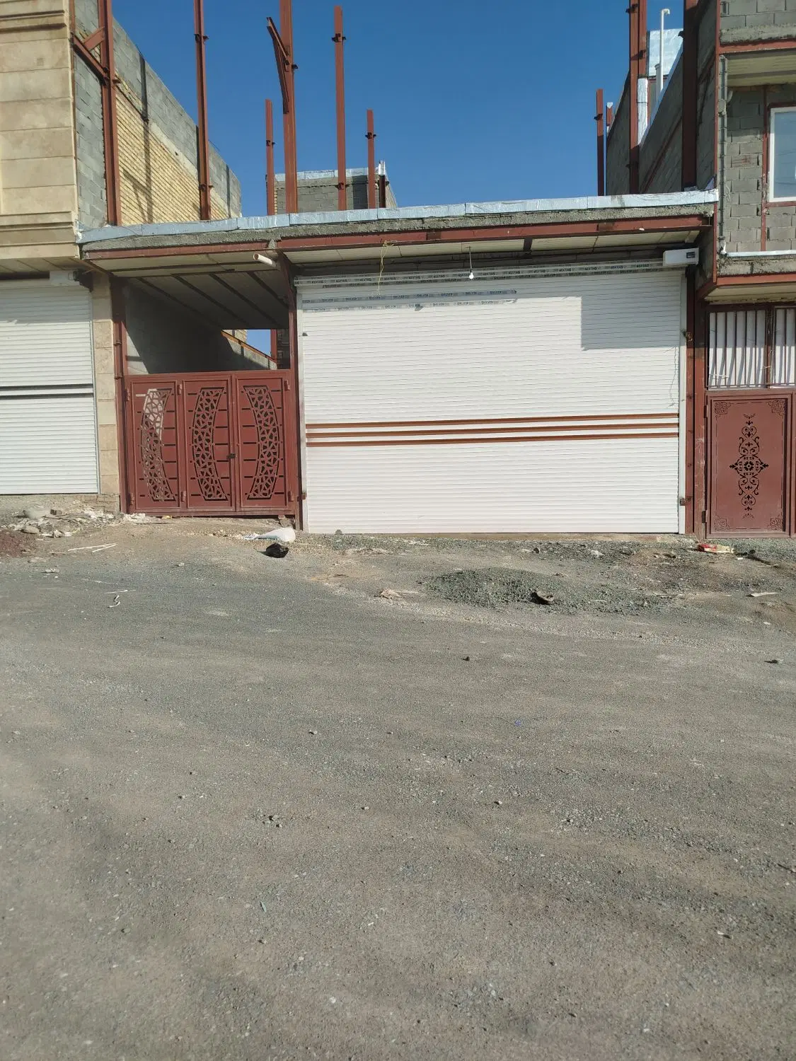 مغازه تجاری و اسکلت سه طبقه در خیابان اصلی نایسر