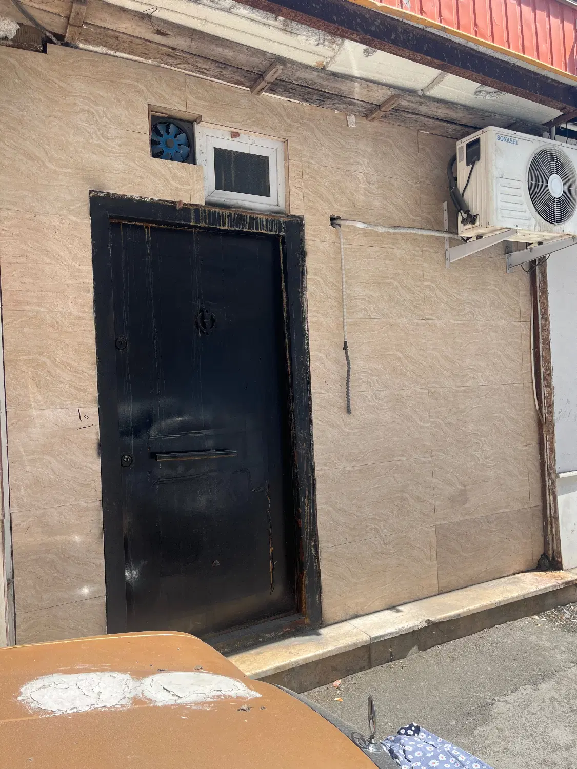یک باب مغازه تجاری