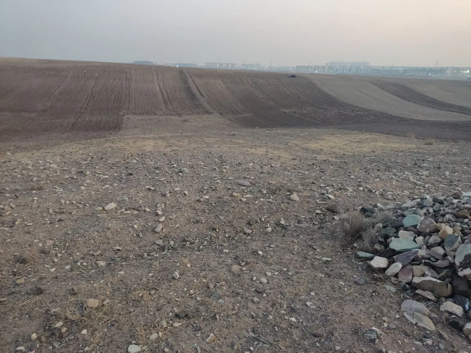 زمین بالای مسکن ملی مهرگان