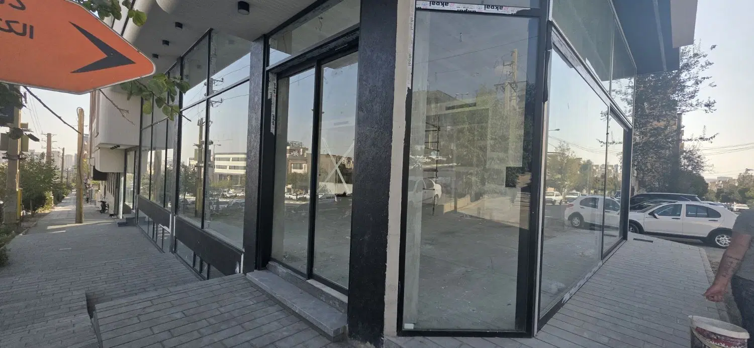 مغازه ۲۲۰ متر بر خیابان _ دو دهنه _ تمام شیشه
