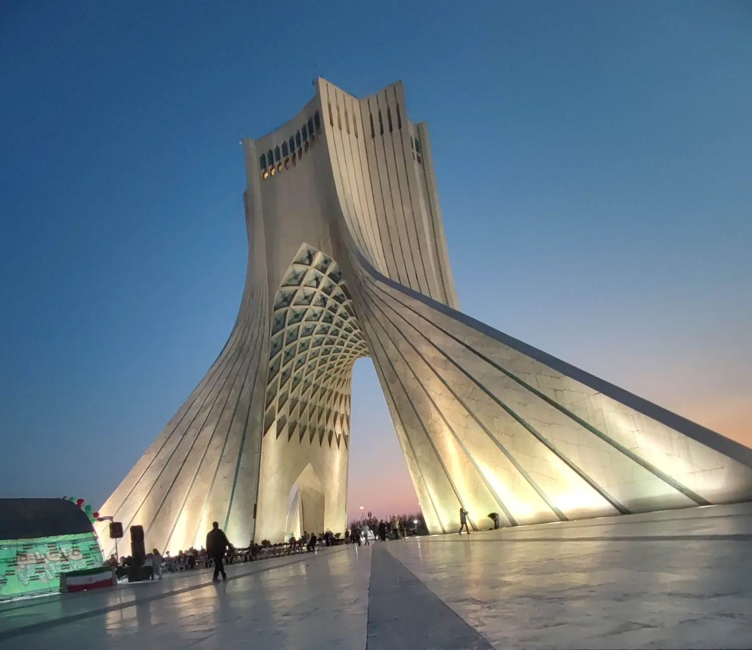 زمین ۵۰۰ متری جاده صدرا