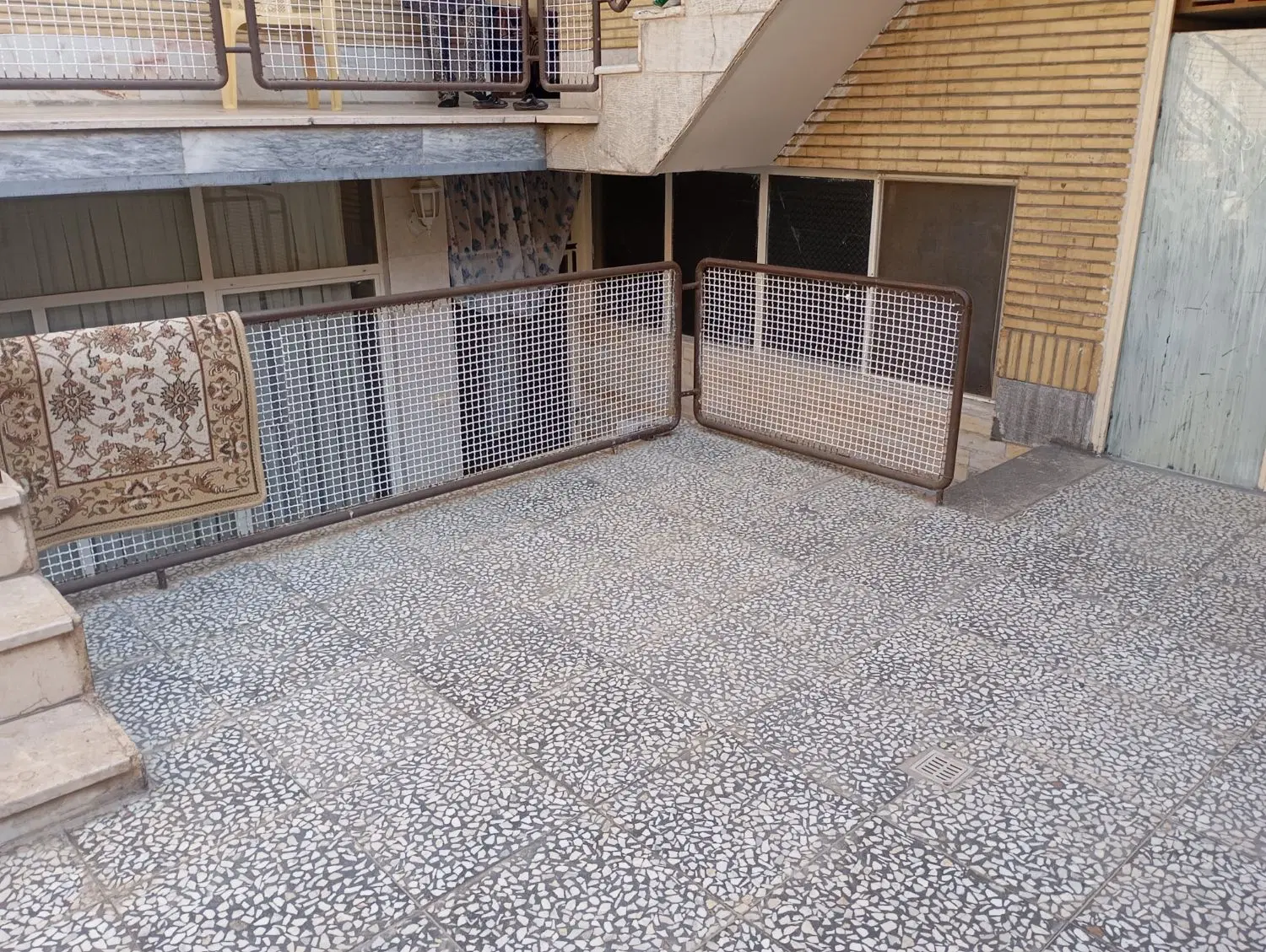 منزل اجاره ای دو خوابه راه مشترک درب حیاط