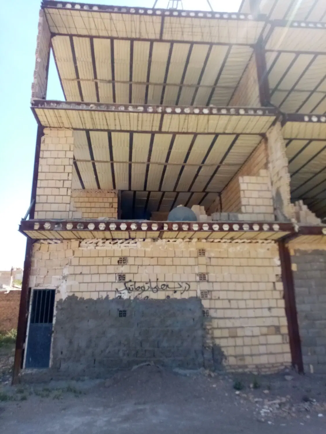 سه طبقه آپارتمان در مرحله  سفت کاری