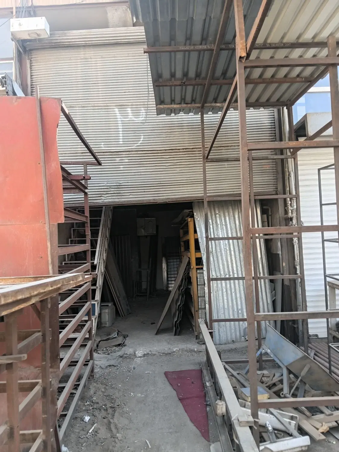 مغازه ۳۲ متری به همراه ۱۸ متر دفتر  بارانداز بزرگ