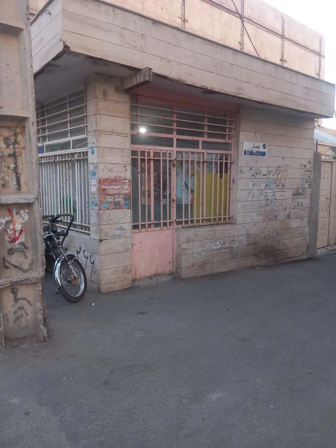 یک باب مغازه ۲۳ متری ملکیت دو نبش