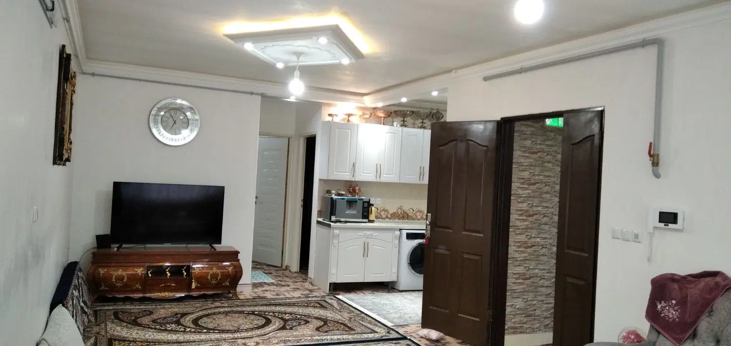 ساختمان دو طبقه در پایین کوه