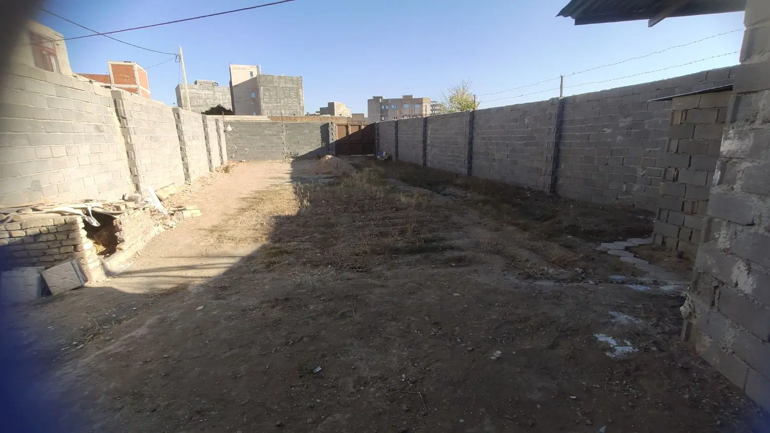 زمین دیوار کشی شده
