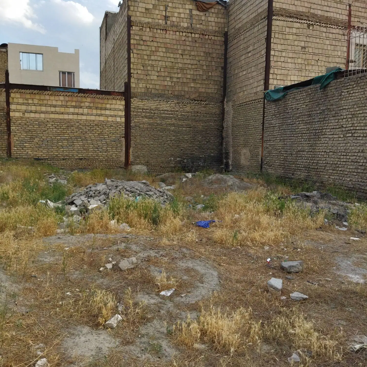 زمین فروشی