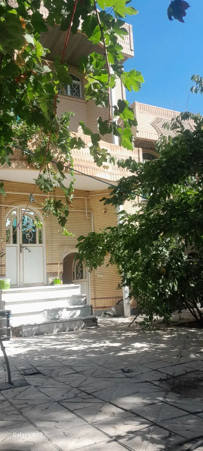 خانه دو طبقه ویلایی بزرگ