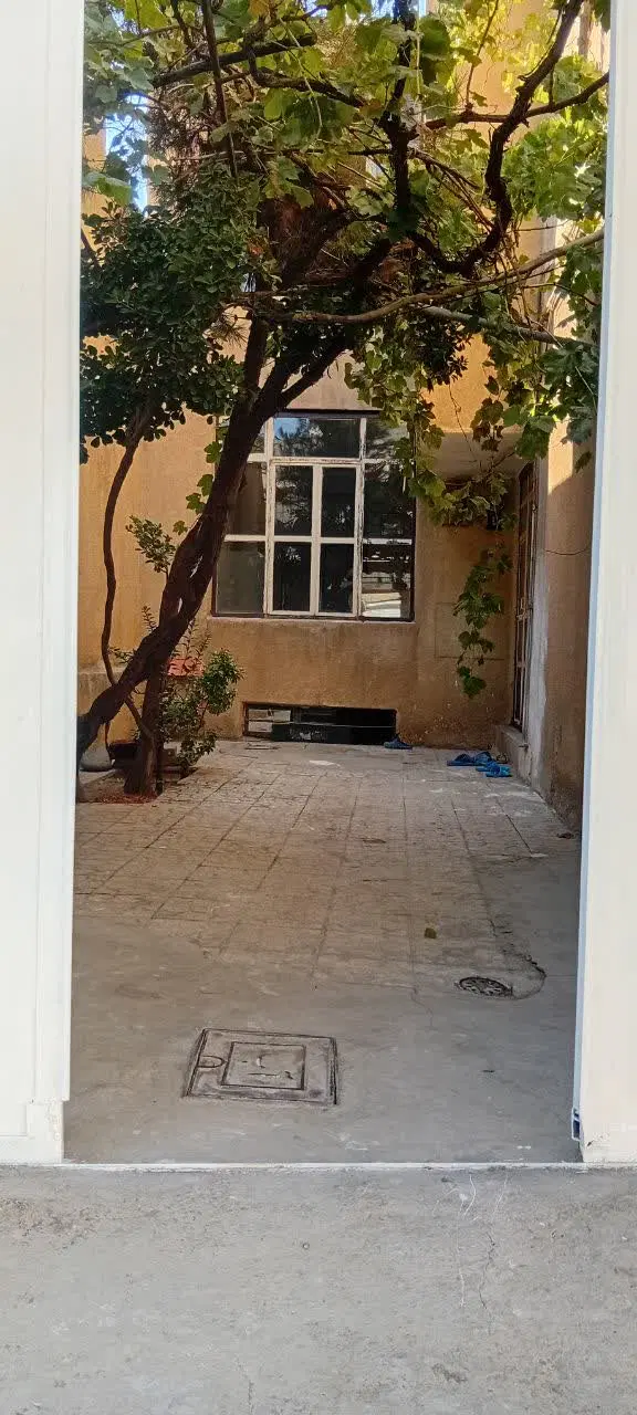 منزل مسکونی همراه دو مغازه منوچهری