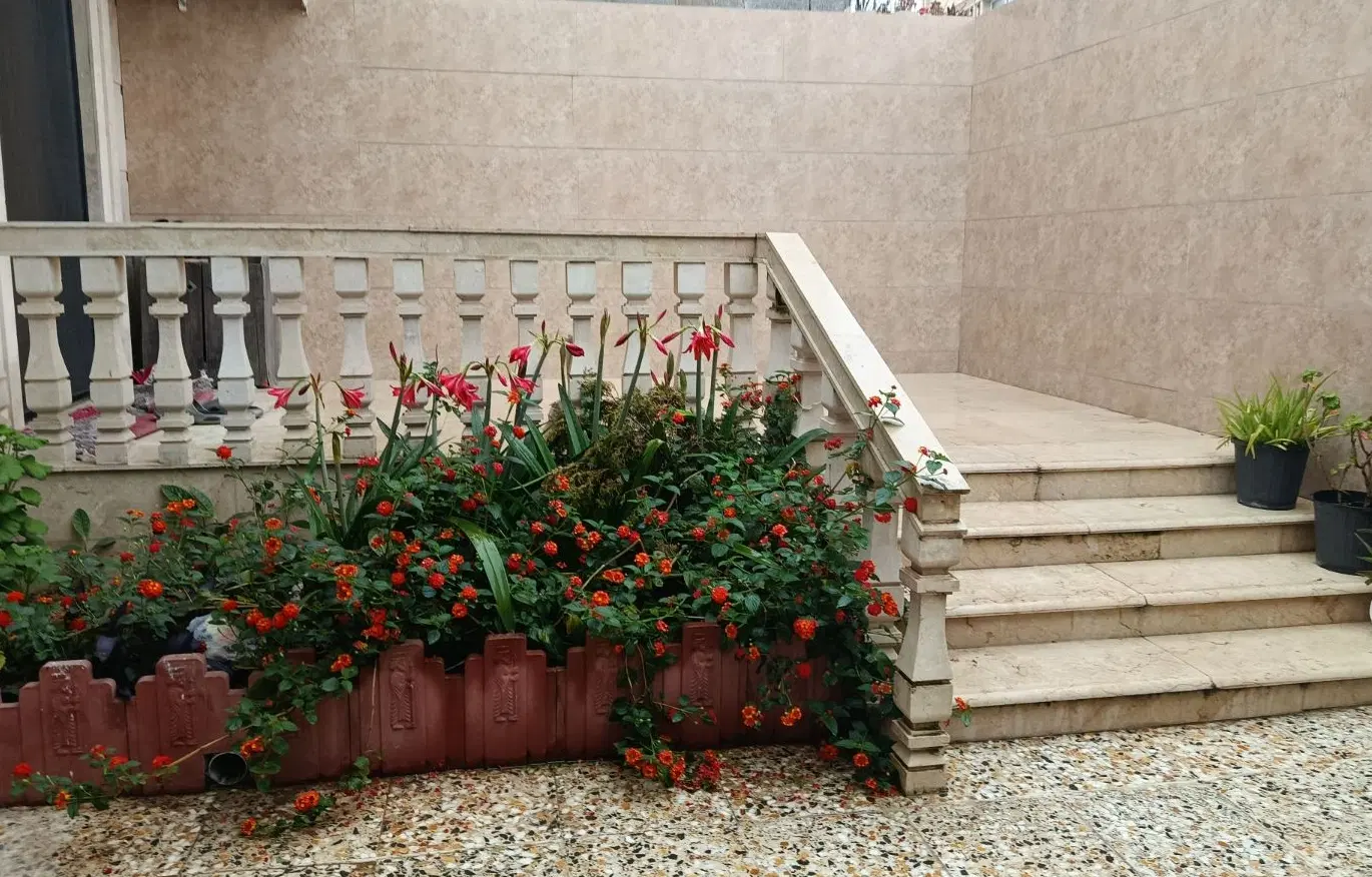 خانه ویلایی نوساز ، کرسی بلند