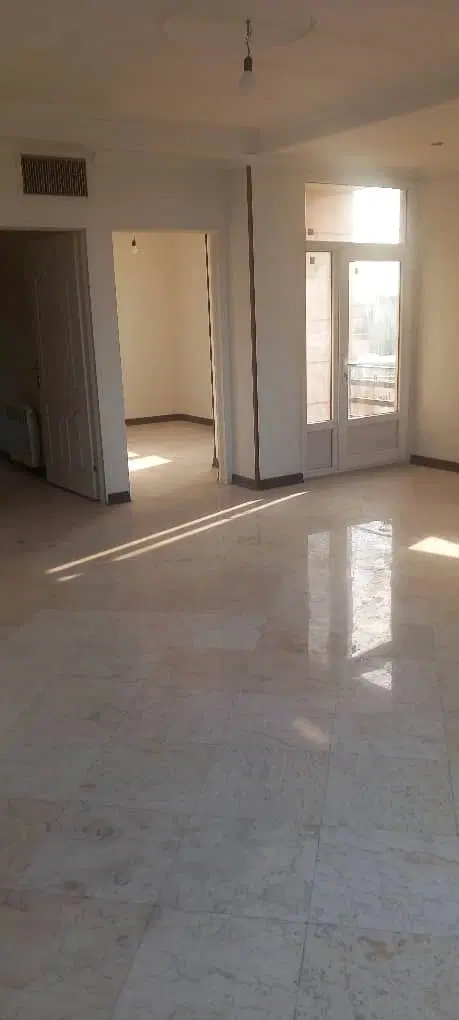 ۷۲ متری، ۲ خواب، کلید نخورده، روبروی هایپر فامیلی