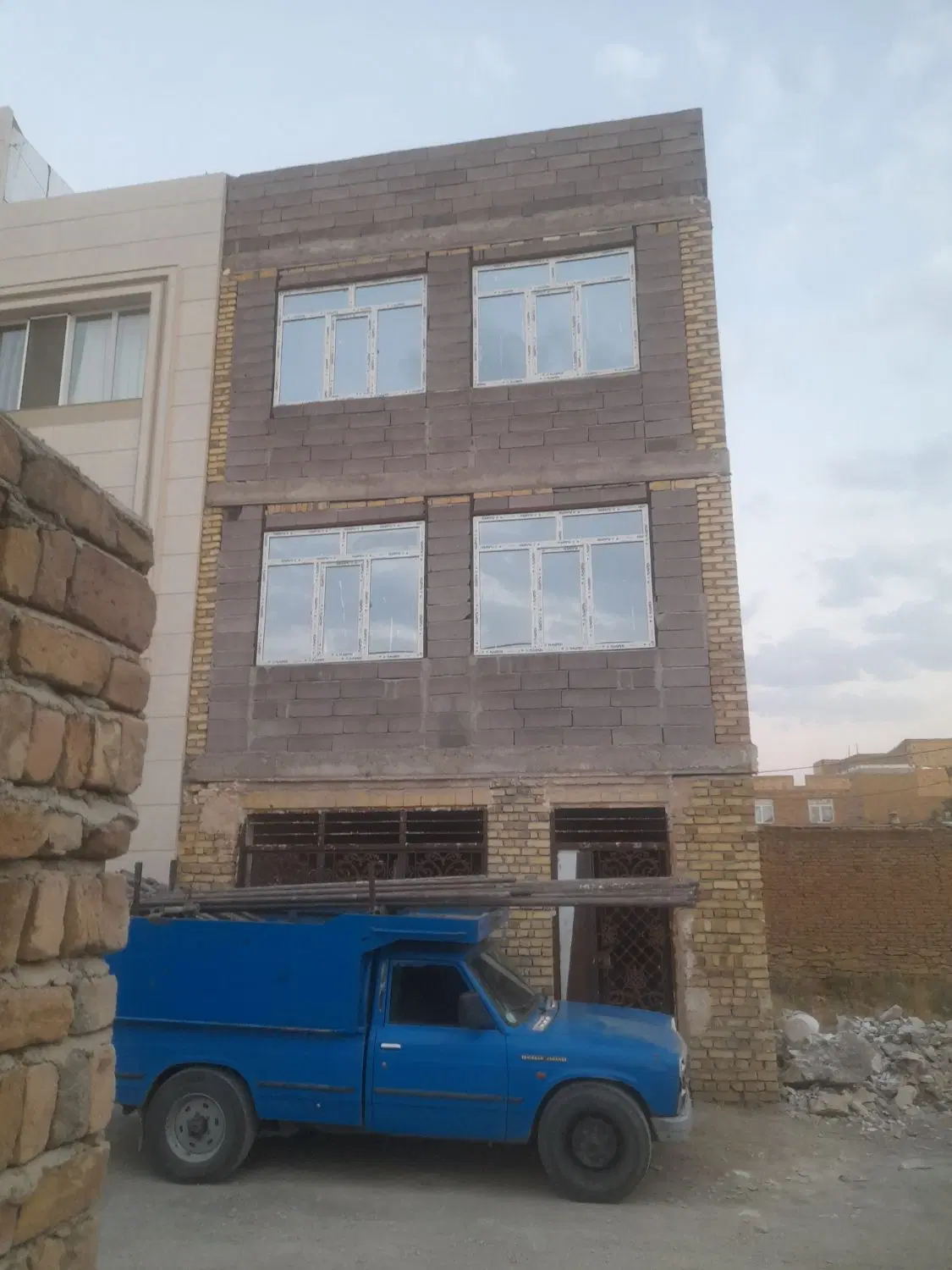 خانه ۳ طبقه نیمه کاره در دیزج