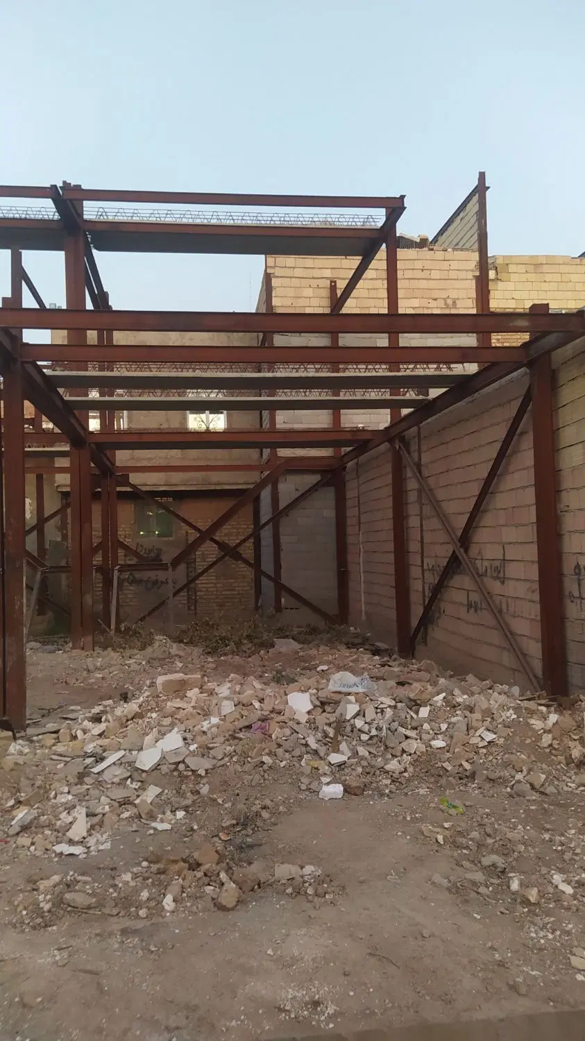 زمین ساخته شده نیمه کاره
