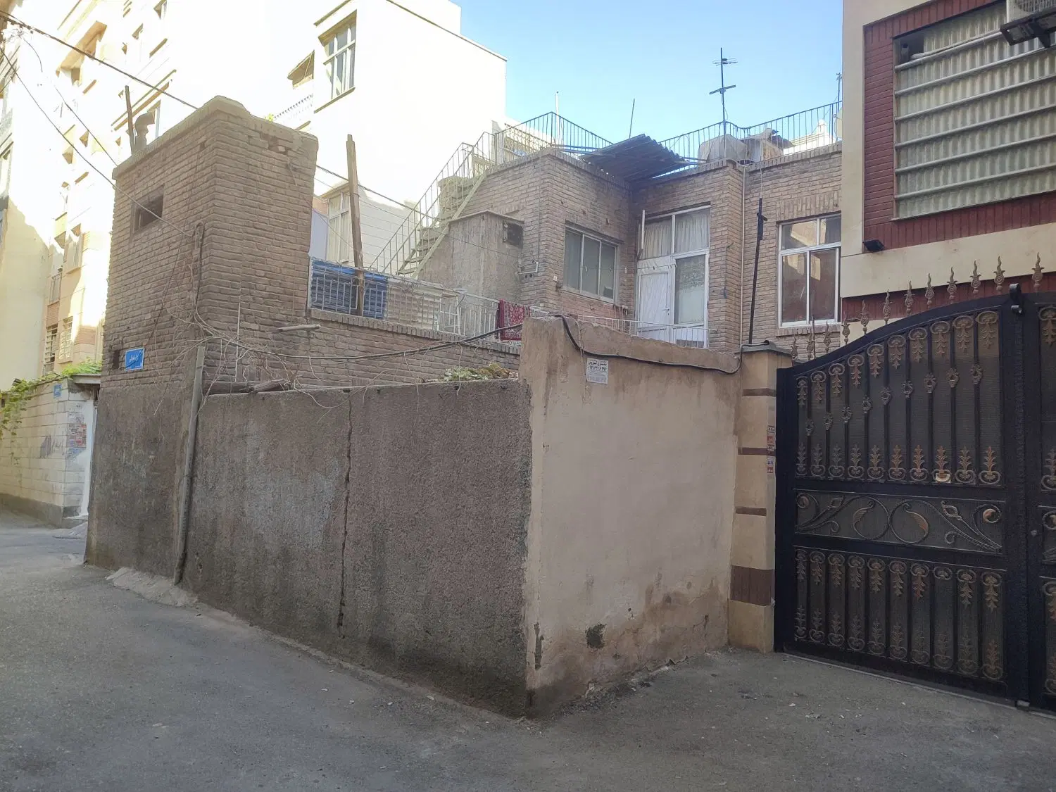 ملک برای مزایده