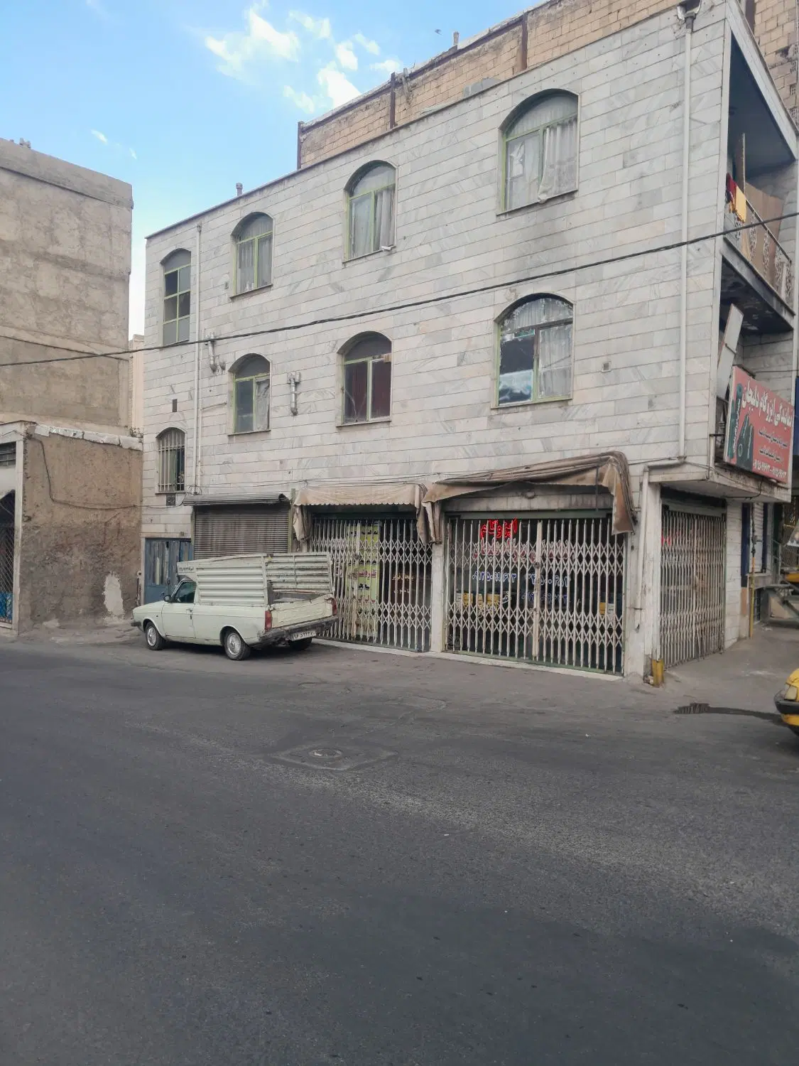 آپارتمان دوطبقه همراه سه باب مغازه و انباری