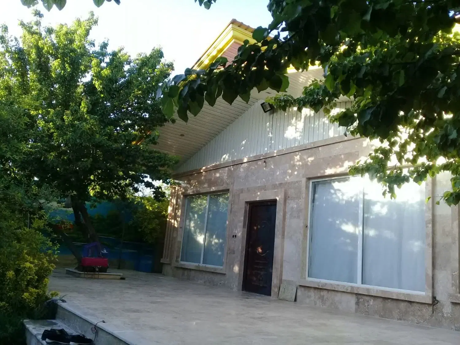 فروش باغ ویلای لاکچری ۱۴۰۰ متری با سند و امکانات