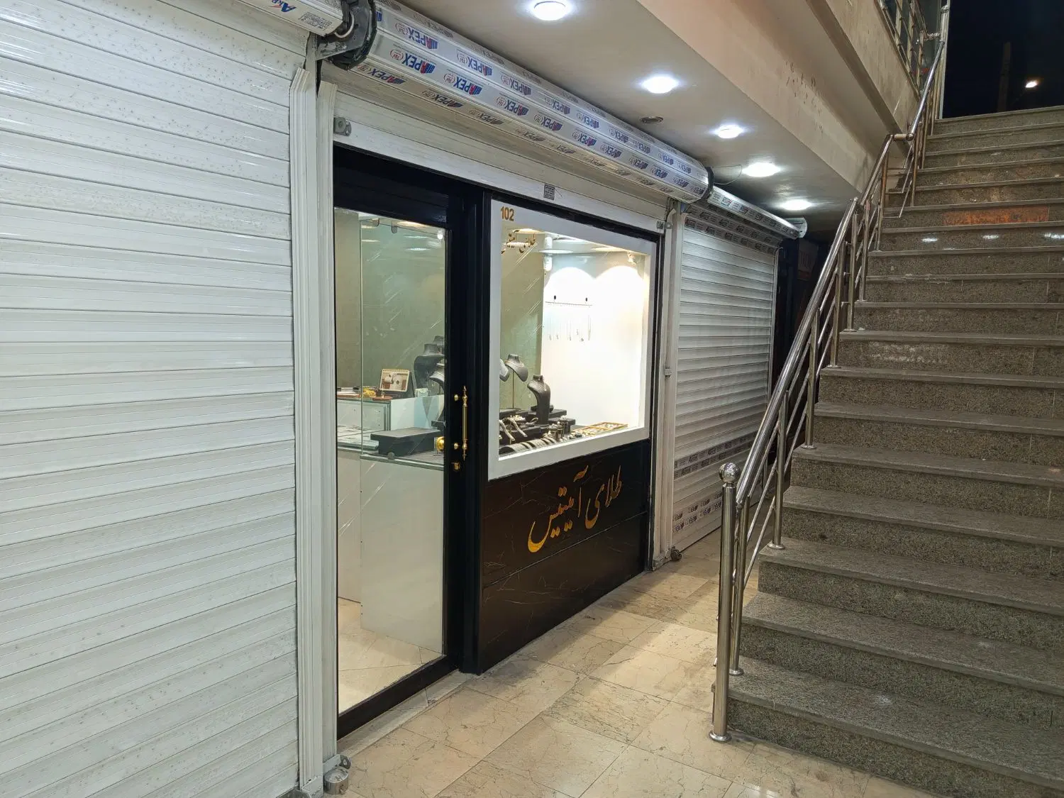 فروش یک باب مغازه طلافروشی