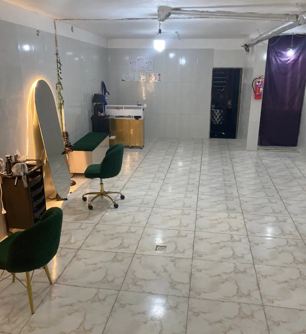 ۸۵ متری زیر همکف در خیابان اصلی