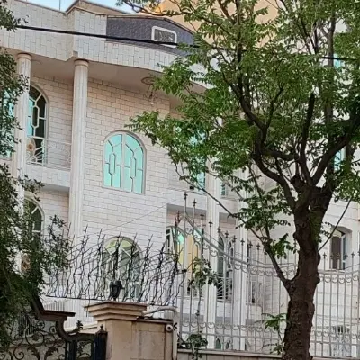 حیاط ویلایی ۳۰۰ متری