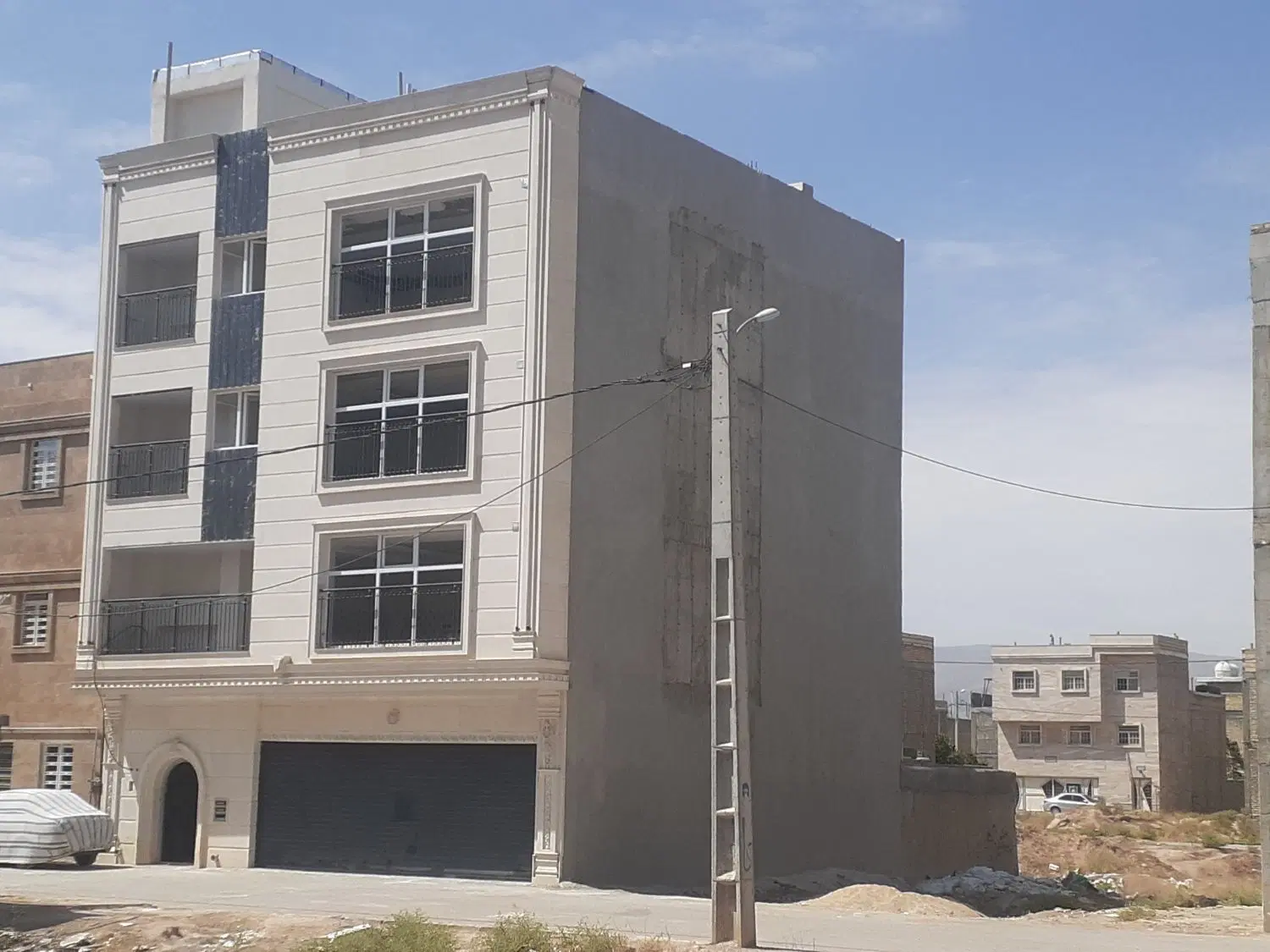 اپارتمان گل سرخ