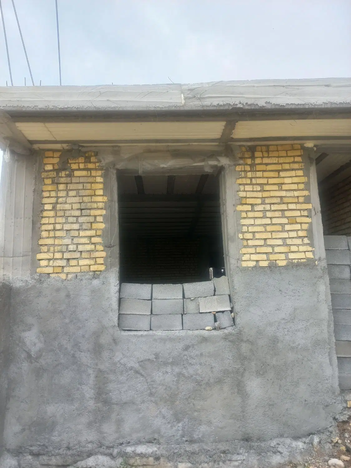 خانه تا سقف ودیوار حیاط کار شده