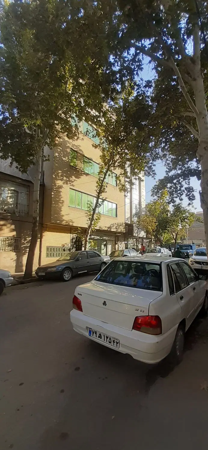همکف ۷۵متر _ مغازه ۲۲متر  _ زیر زمین بزرگ ۱۱۰متر _