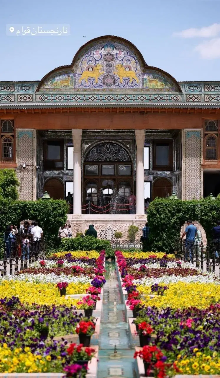 مغازه بر خیابان پاخور شلوغ