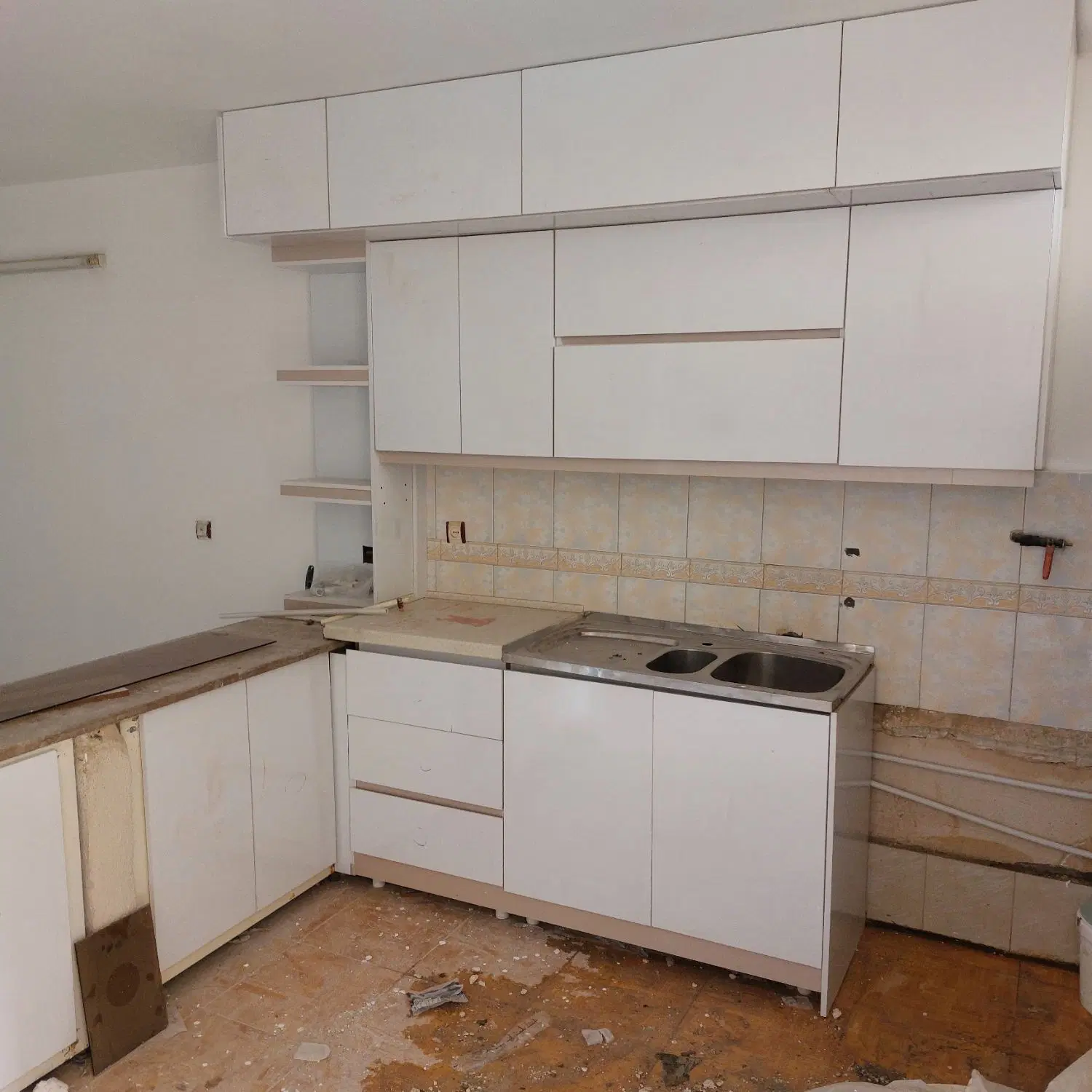 طبقه اول پارکینگ اختصاصی دارد کوچه ۱۲متری