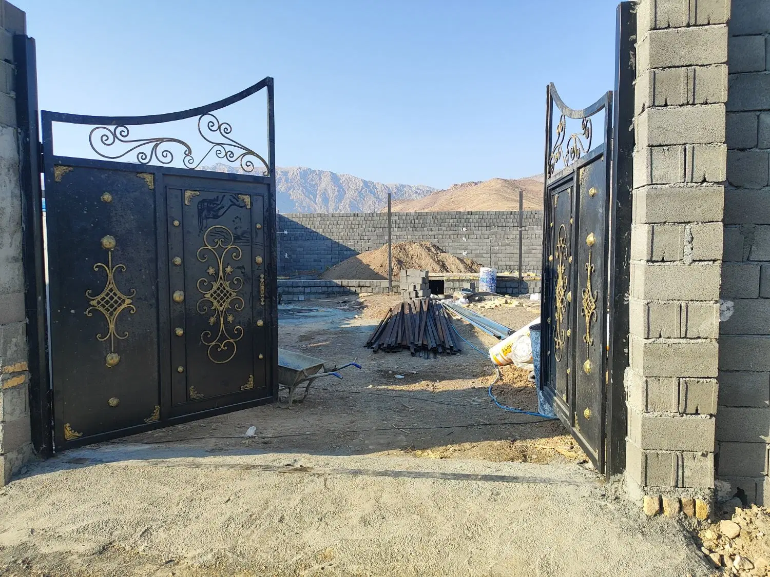 زمین با مجوز ساخت جاده روانسر