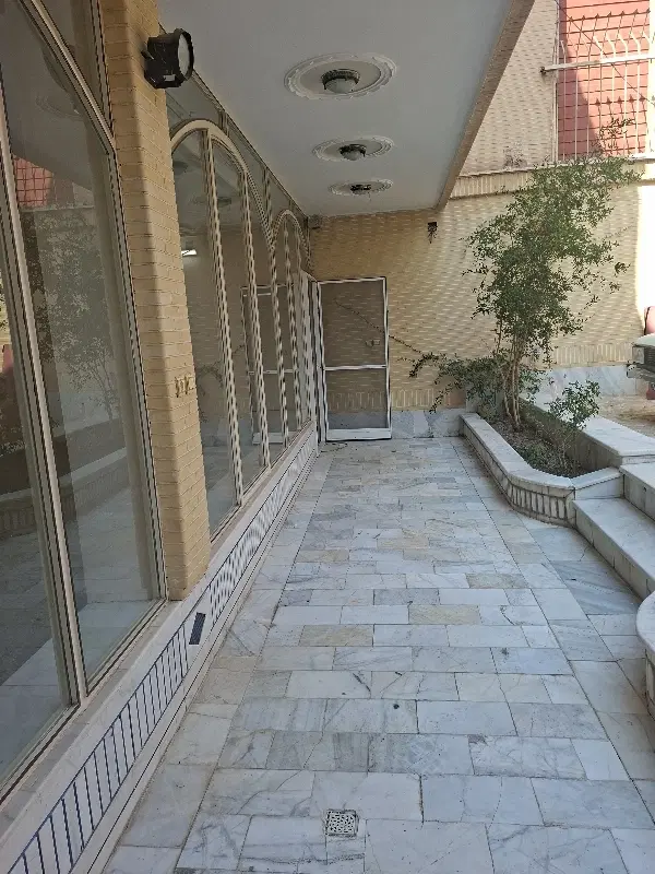 خانه حیاط دار بزرگ دربست
