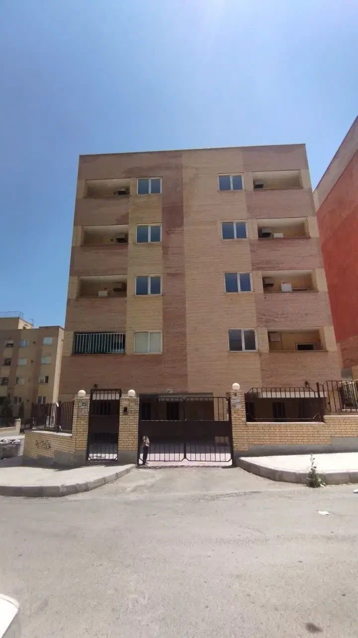 تنها آپارتمان2 واحدی مسکن مهر فولادشهر_لوکیشن عالی