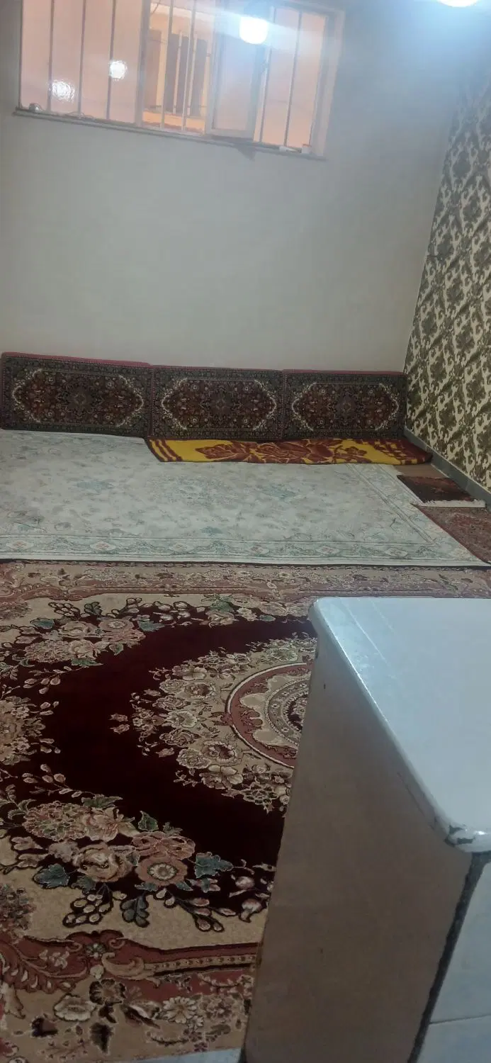 حیاط دوطبقه نیم آپارتمانی