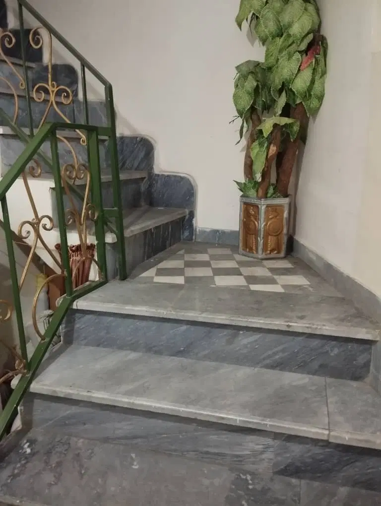 حیاط سه طبقه