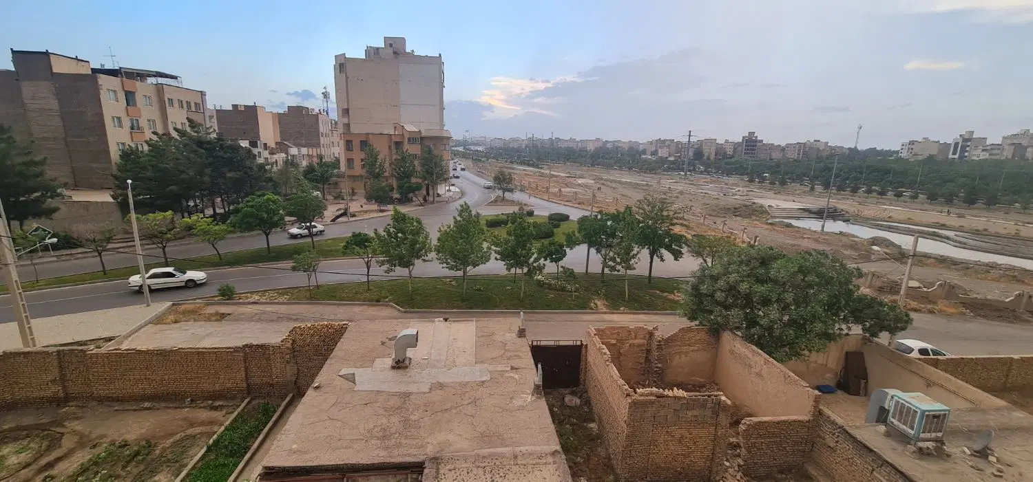 ۱۴۰متر زمین دور میدان آخر دندانپزشکان