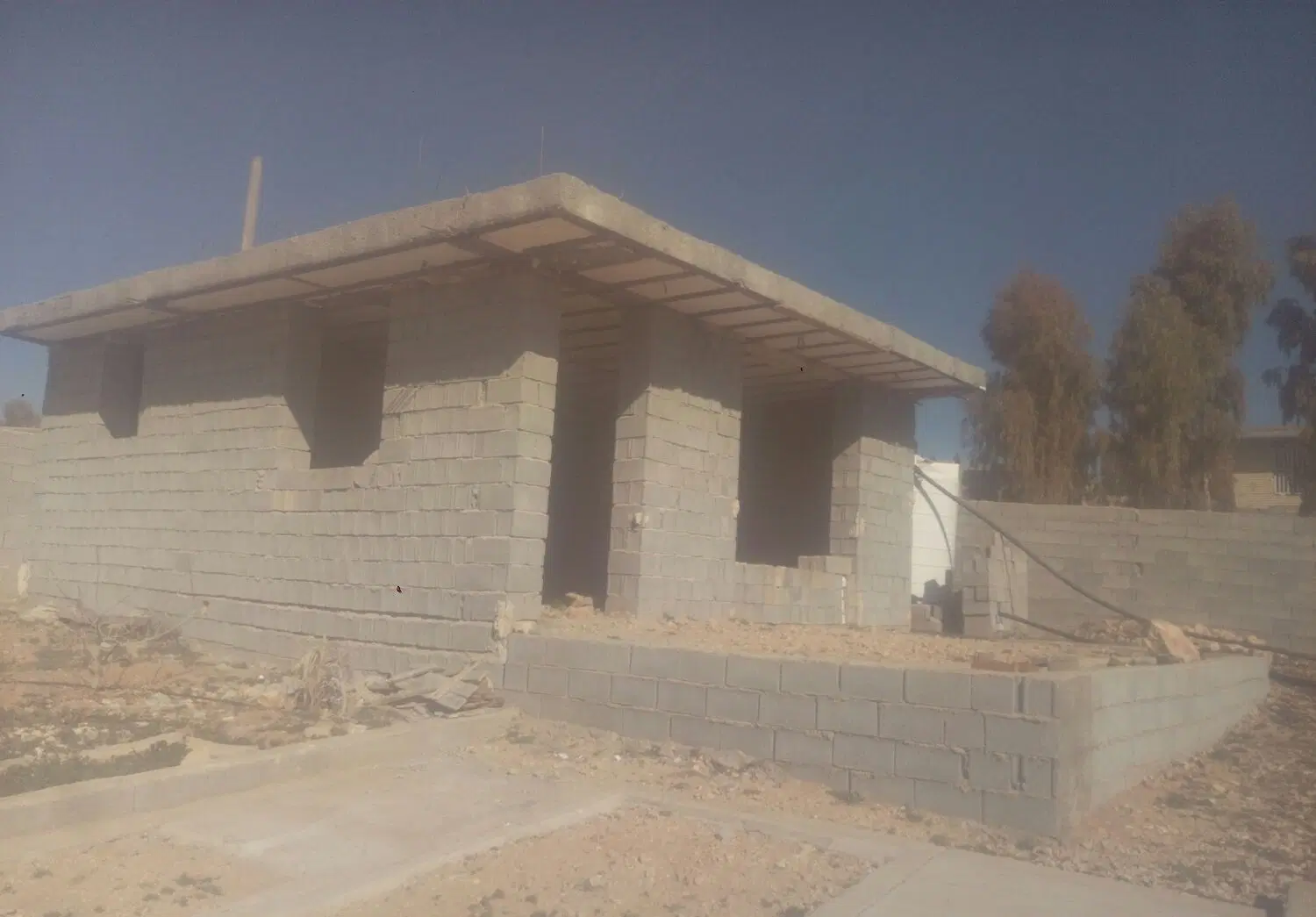 باغچه1211متری.دیوار.درب.تانکر5000لیتری.اسکلت80متر