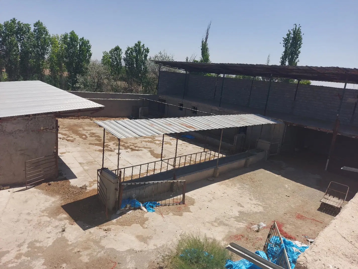 گاوداری و منزل مسکونی
