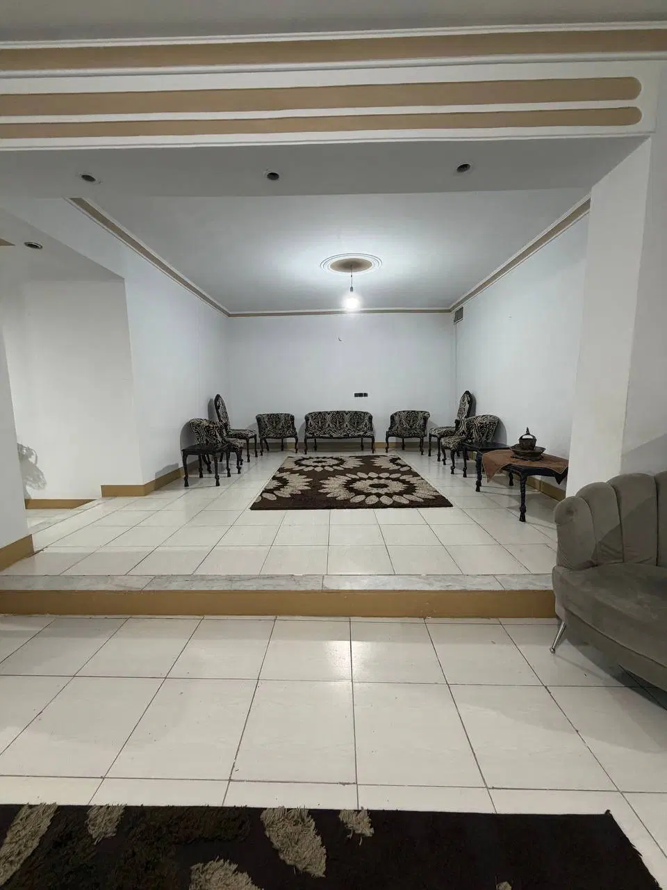 خانه ویلایی حیاط دار همراه با زیرزمین مجهز