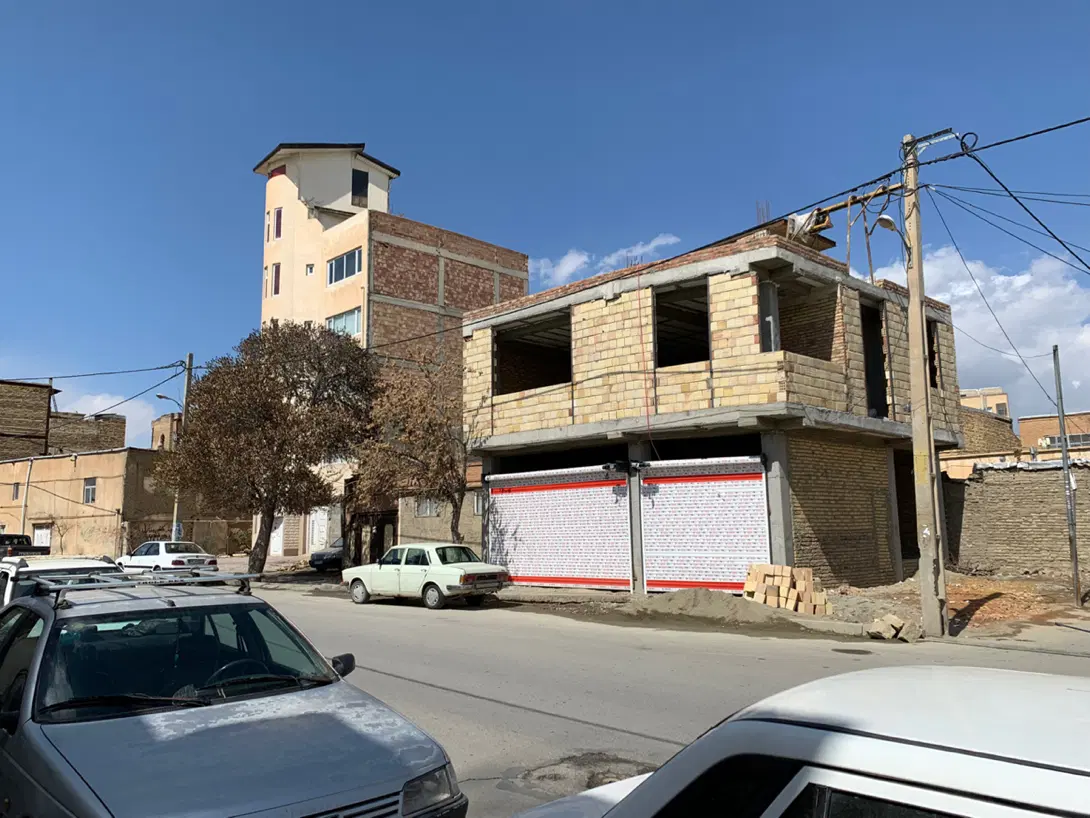 ساختمان نیمه کاره دو نبش برخیابان