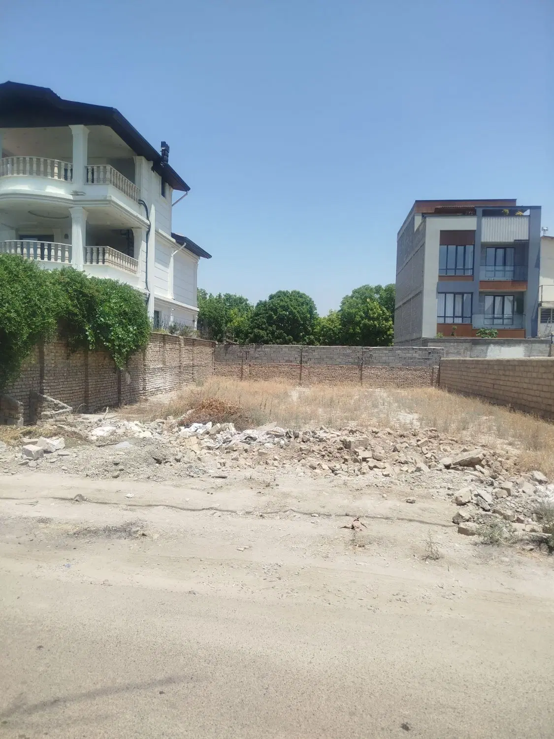 زمین لاکچری