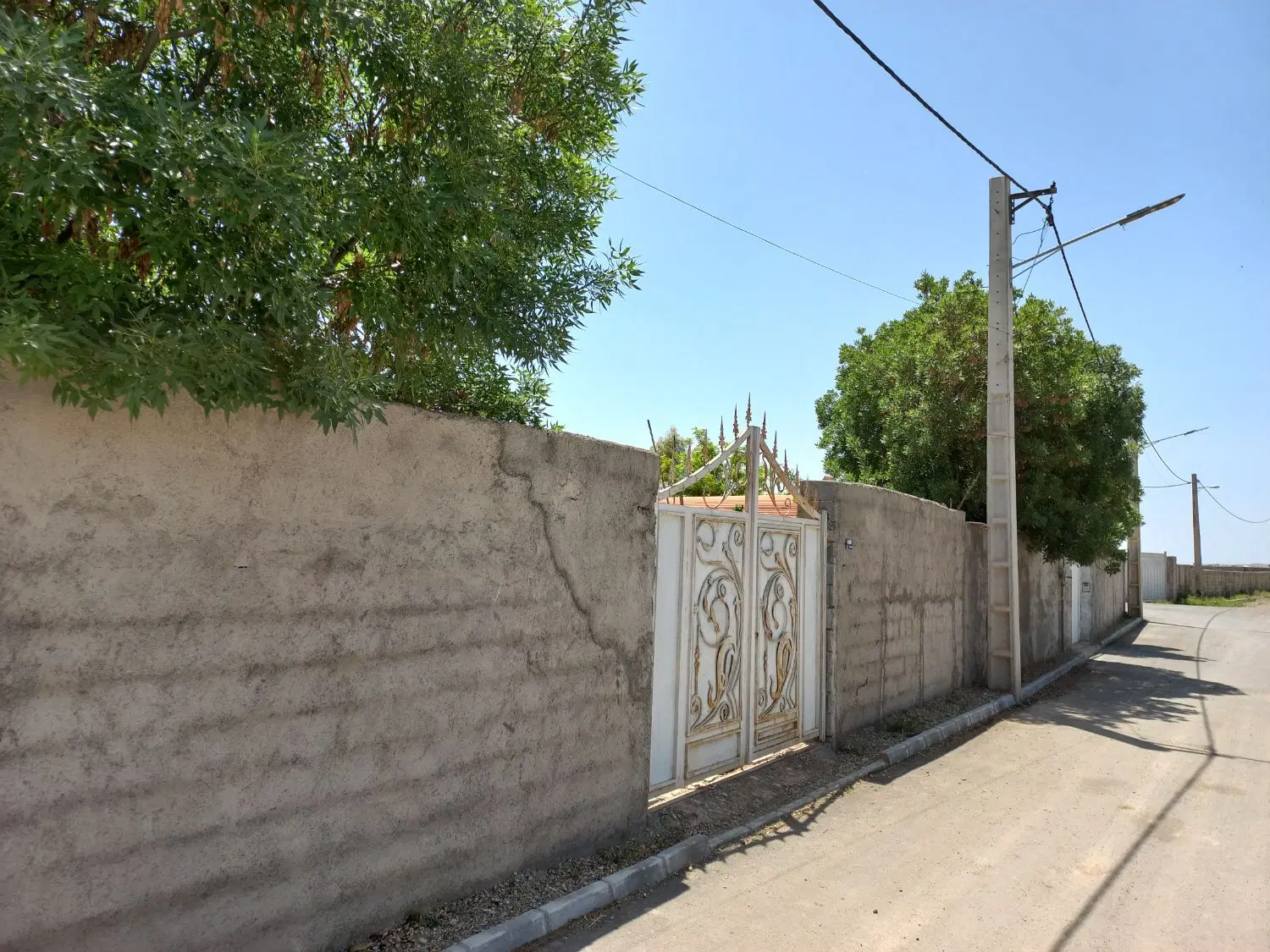 ۳۰۰متر باغچه اب برق گاز